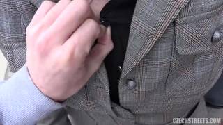 Une Milf se fait baiser en pleine rue