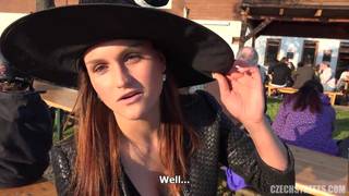 Une serveuse brune profite d'haloween