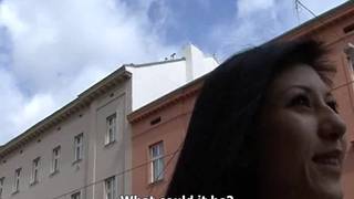 Elle va se faire prendre dans la voiture