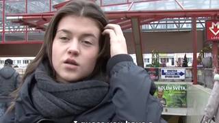 Une jeune brune se fait sauter et elle kiffe ça