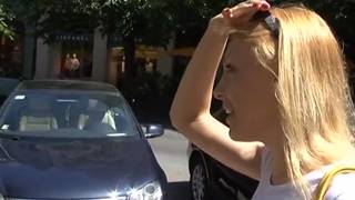 Cette blonde se fait penetrer dans les bois