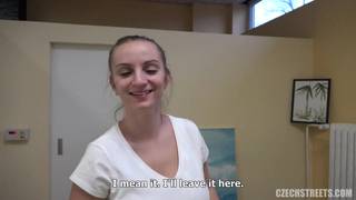 Une masseuse très appliquée pour un pourboire