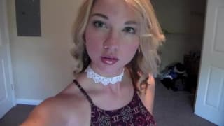 Cette chienne s'amuse en se masturbant