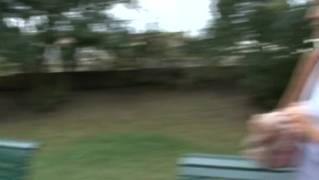 Elle se fait prendre contre un arbre