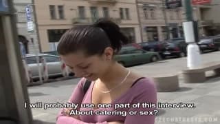 Une salope bien chaude pour boire et baiser