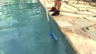 Kacy Lane et le jardinier à coté de la piscine