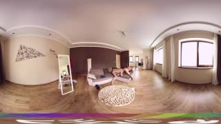 Alexis Crystal se fait baiser dans un salon en vidéo realité virtuelle