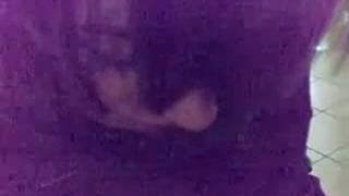 Dans un coin tranquil, elle va pomper