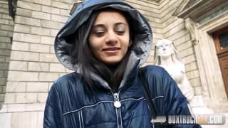 Une jeune jolie brune se fait sauter