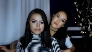 Adriana Chechik et son amie s'amusent