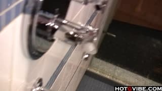 Jolie blonde ce branle solo sand la douche