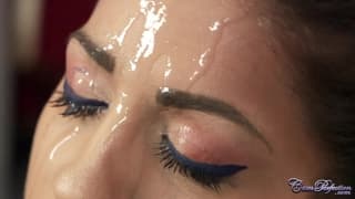 Julia De Lucia sort du sport et s'agenouille pour pépom son coach