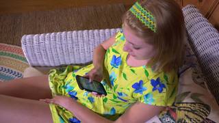 Elle reçoit des textes qui l'exite.