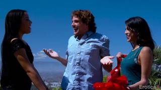 Deux jeunes latines s'envoient un mec-cadeau