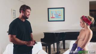 1 petite femme de ménage nettoie dans les coins