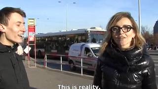 Amatrice du jour pompant deux belles bites