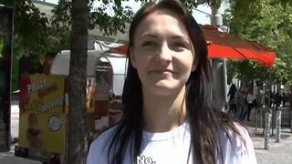 Cette belle brune adore le sexe en pleins aire