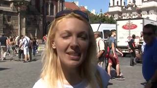 Cette milf blonde adore le sexe en pleins aire