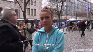 Une tcheque qui baise en plein rue ! Full HD !