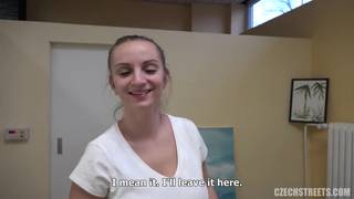 Une belle brune au gros seins qui adore le sexe