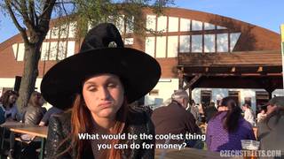 Elle se fait baiser dans une rue pour du fric