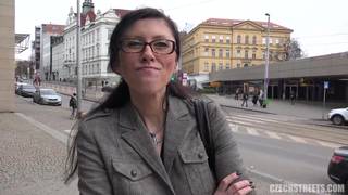 Une Tchèque se fait prendre contre de l'argent