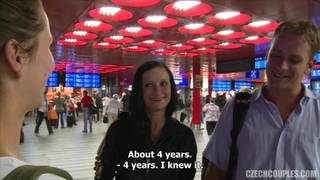 Elles baise pour de l'argent dans la foret