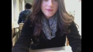 Emma s'exibe devant la webcam à la bibliotheque