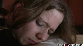 Elle s'excite à mort seule sur le canapé