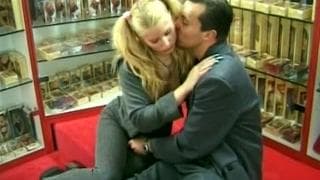 Une jolie blonde ce fait défoncer et suce