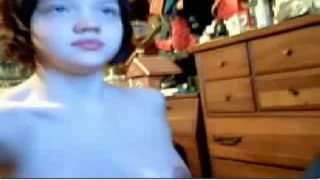 Cette teen super chaude montrer ses formes