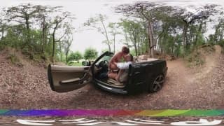 Ils stationnent et baise dans un cambriolet en pleine foret