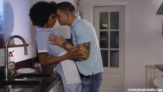 Il baise la bonne avec sa femme