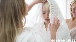 Belles blonde toute en blanc en masturbation