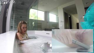 Jeune brune se fait prendre dans le bain