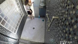 Une chaudasse se fait sauter sous la douche