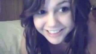 Une jeune chienne qui aime se doigter !