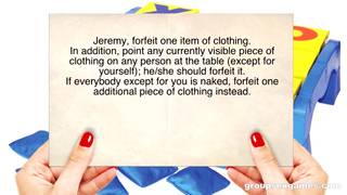 Trois couples de femmes et des hommes jouent