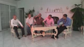 Une grande orgie où tout le monde essaie tout