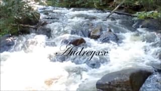 Elle se sert d'un joue et planne sur la riviere