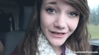 Une bonne pompeuse dans sa voiture aujourd'hui