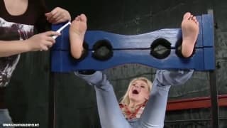 Fétichiste des pieds veut se fait chatouiller