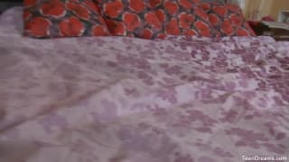 Une fille blonde reçoit sa bite dans son doux cul