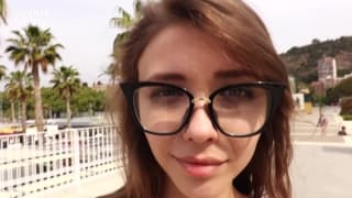 Mila Azul s'exhibe et masturbe sa chatte