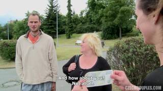 Dehors, deux couples vont se faire plaisir