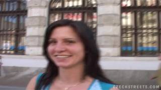 Une partie de jambes en l'air dans une voiture