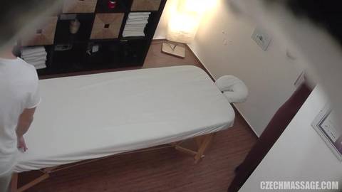 Un massage particulier pour une teen sexy