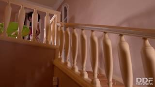 Luna Corazon suce les pieds de Stella Cox