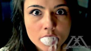 Possédée, elle va baiser sa soeur avec un gode