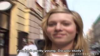 Il va la ken dans des chiottes public